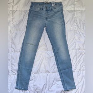 Low rise Hollister jeans, size 5.